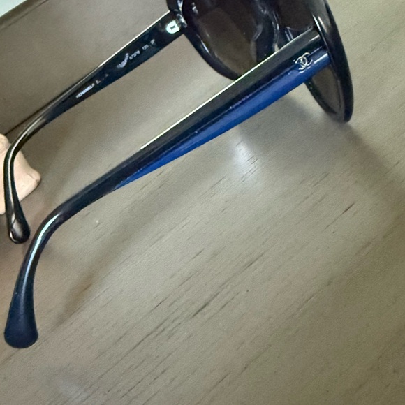 Authentic chanel sunglasses black-great condition - Picture 2 of 6